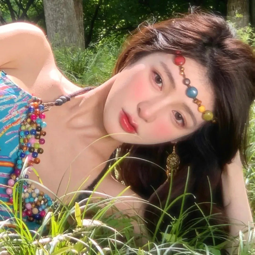 戴脚镣的女孩